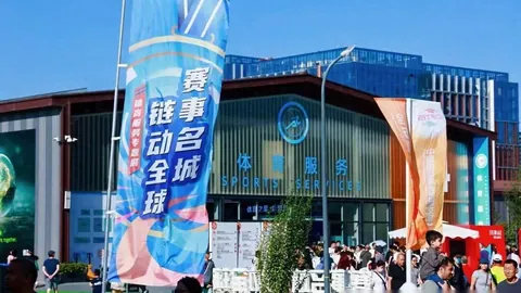 “狂怒爆发！小因扎吉与裁判激烈争执遭红牌，场上怒气难消！”